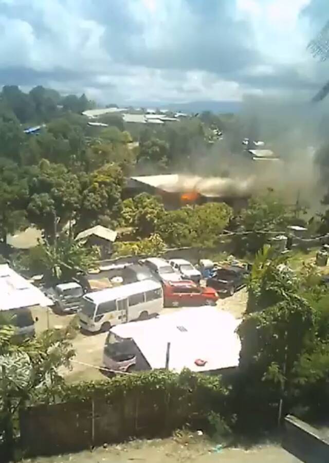 这个岛国爆发骚乱，唐人街被烧成灰烬，总理住宅也被烧，我大使馆连发3条提醒