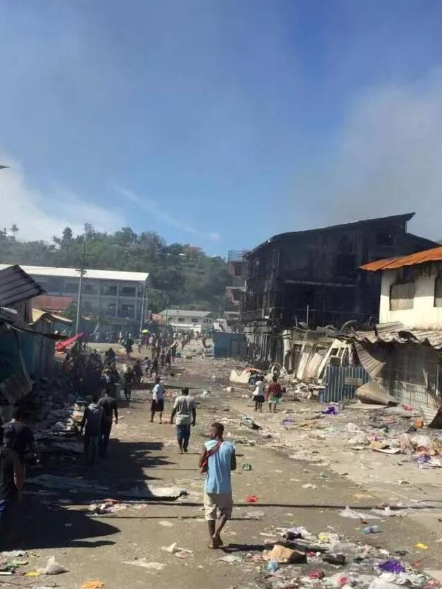 这个岛国爆发骚乱，唐人街被烧成灰烬，总理住宅也被烧，我大使馆连发3条提醒