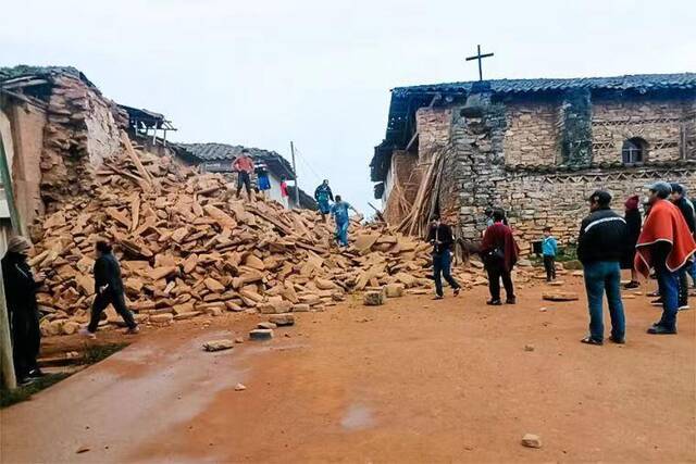 秘鲁地震造成多省房屋受损 多处路段发生山体滑坡