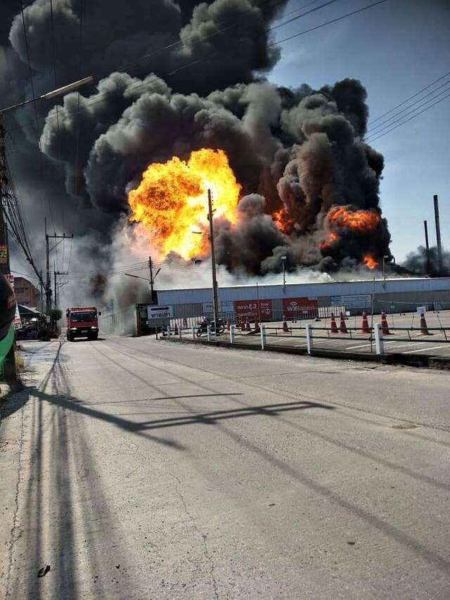 泰国佛统府一机油工厂突发火灾 暂无人员伤亡