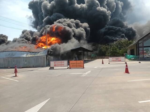 泰国佛统府一机油工厂突发火灾 暂无人员伤亡