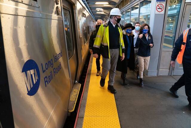 本月初，纽约州新任州长凯西·霍赫尔参加长岛地铁试运行图自州长办公室
