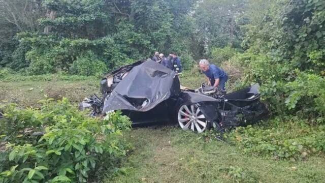 奇迹！特斯拉Model S从悬崖掉落 但司机只被轻微划伤