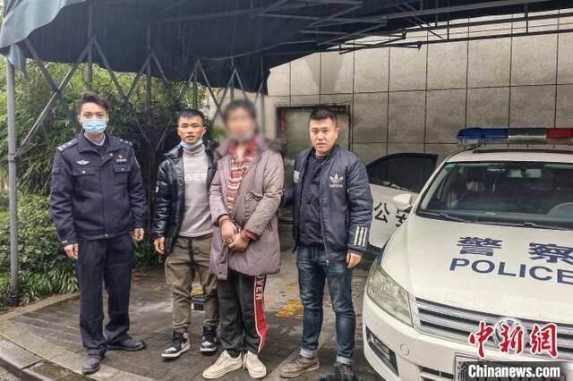 张浩（左二）和当地民众一起将该男子移交到公安机关处理。武警重庆总队供图