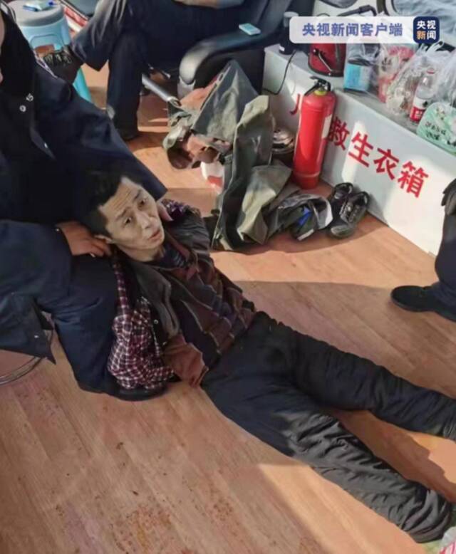 警方抓获朱贤健画面。