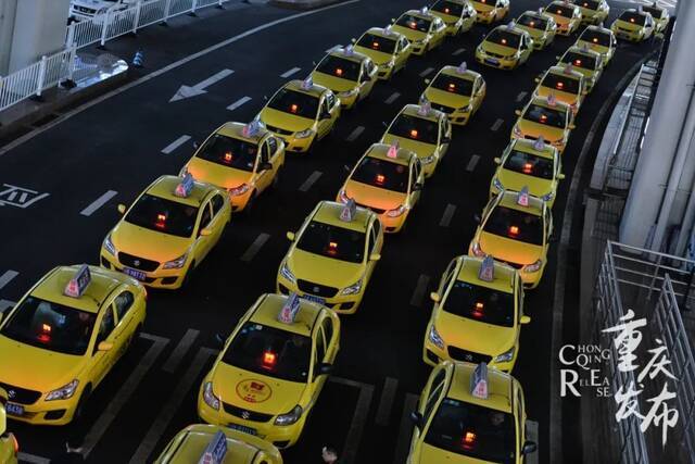 重庆机场T3航站楼的出租车（资料图）邹乐摄