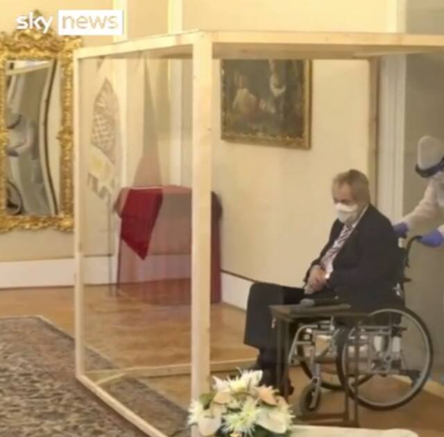 现场曝光：捷克总统感染新冠后 坐轮椅在玻璃间任命总理