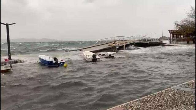 土耳其多地遭强风暴袭击 已致4人死亡38人受伤