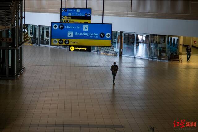 ▲南非作为奥密克戎疫情暴发的中心，约翰内斯堡机场几乎空无一人