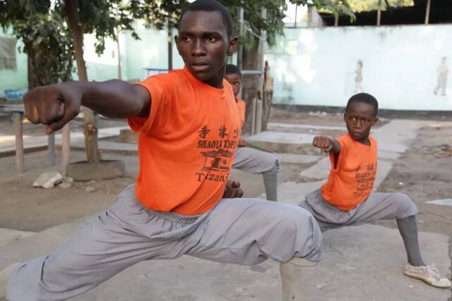 2021年9月7日，在坦桑尼亚最大城市达累斯萨拉姆，学员们挥动拳头，练习中国功夫。新华社发（赫曼·伊曼努尔摄）