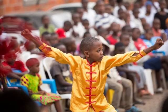 2017年9月29日，在卢旺达首都基加利，一名当地儿童展示中国功夫。新华社发（加布里埃尔·杜萨贝摄）