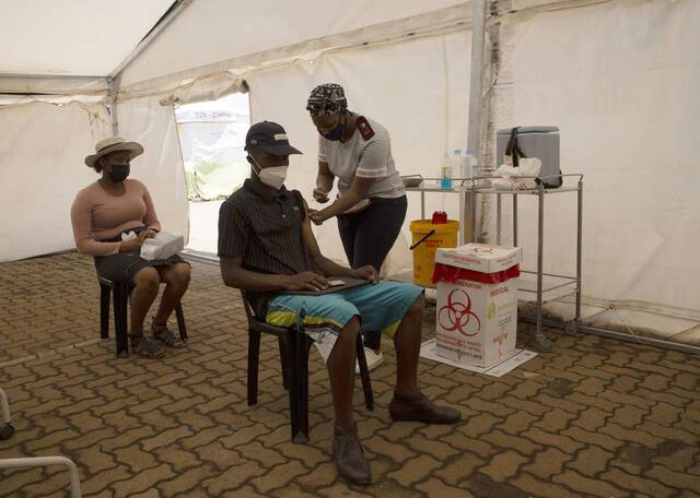 ↑11月29日，南非索韦托，当地民众正在接种新冠疫苗。图据视觉中国