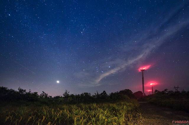 冬季的夜晚到南宁市马山县杨圩风电场山上观星，夜幕下，那浩瀚苍穹闪烁的点点繁星，那缓缓转动的风电机叶片，那顽强生长的枯黄小草，绘就了一幅绝美的冬季星空画面。（宾阳县王灵镇纪委曾祥忠/摄）