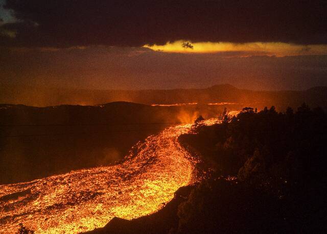 西班牙拉帕尔马岛火山喷发10周不停歇