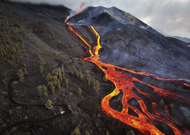西班牙拉帕尔马岛火山喷发10周不停歇