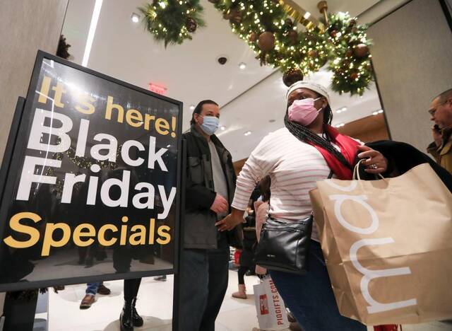 11月26日，人们在美国纽约梅西百货购物。（新华社记者王迎摄）