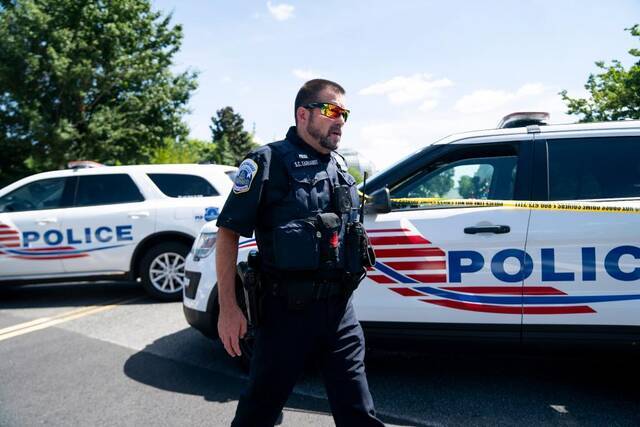 8月19日，一名警察在美国首都华盛顿国会附近执行任务。（新华社记者刘杰摄）
