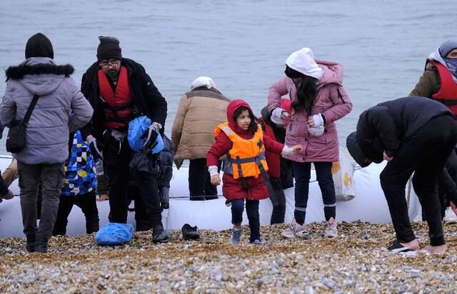 全球连线丨英国非法移民骤增 难民问题难解
