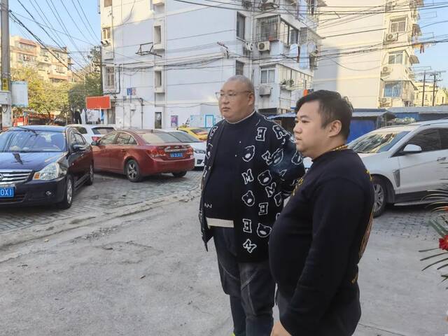 11月25日下午，“南京胖哥”邱绍春（左）和朋友廖翔在交谈，当天廖翔的泡脚店新店开张。新京报记者李照摄