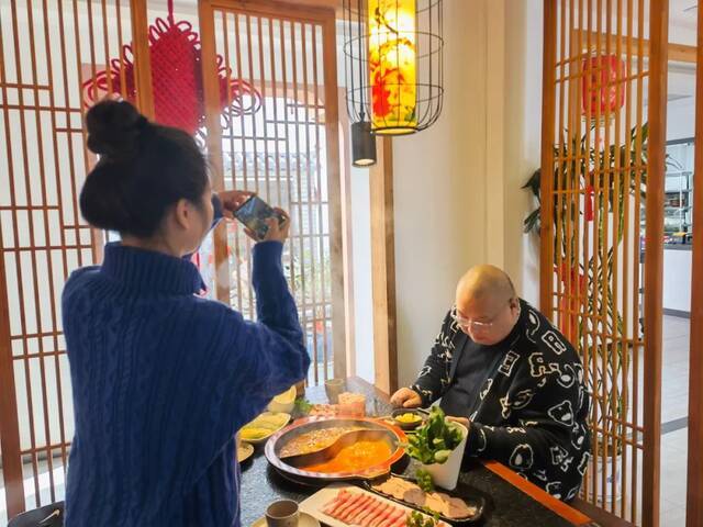 11月25日，邱绍春和美食博主小语在一家火锅店拍摄短视频。新京报记者李照摄
