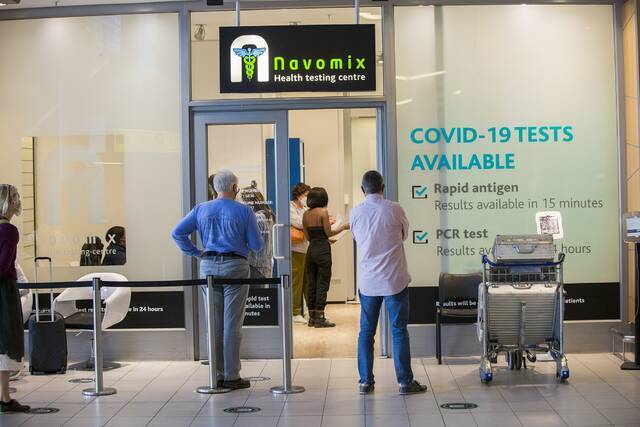 当地时间2021年11月29日，旅客在南非开普敦国际机场等待接受新冠病毒检测。新华社发（弗克摄）