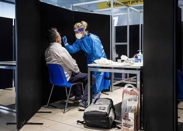 当地时间2021年11月30日，荷兰史基浦机场，来自南非的旅客接受新冠病毒检测。图/IC photo