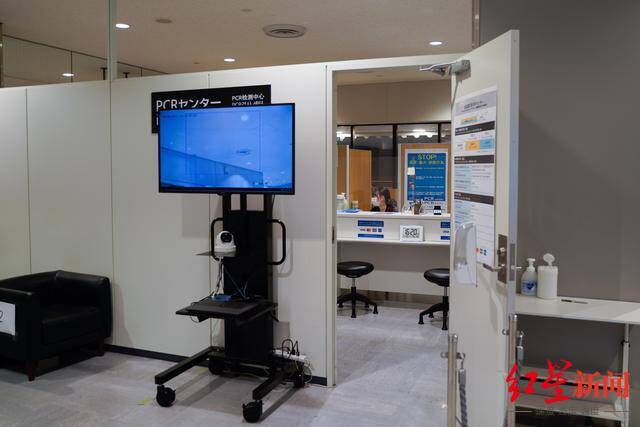 ↑成田机场T1航站楼PCR检测中心。据日本NHK11月30日报道，日本发现首例新冠变异病毒奥密克戎毒株感染病例，患者是一名28日从纳米比亚入境人员。图据新华社
