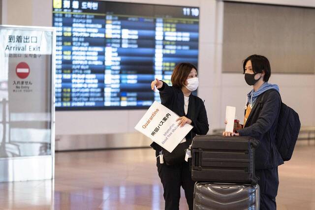 ↑11月8日，日本东京羽田机场的入境大厅。日本政府当天起曾放宽边境防疫政策，重新允许留学生等人员入境。图据视觉中国