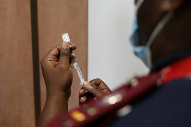 2021年11月29日，南非东开普省杜特瓦（Dutywa），一名护士正在准备一剂新冠疫苗。（图片来源：路透社）