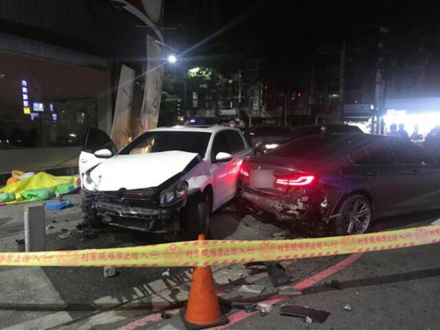 连姓男子的轿车被碰撞、打砸。图自台湾“联合新闻网”