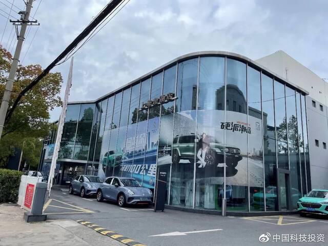 在上海的一家长城汽车4S店，坦克300现阶段等车周期在半年左右；图由记者拍摄