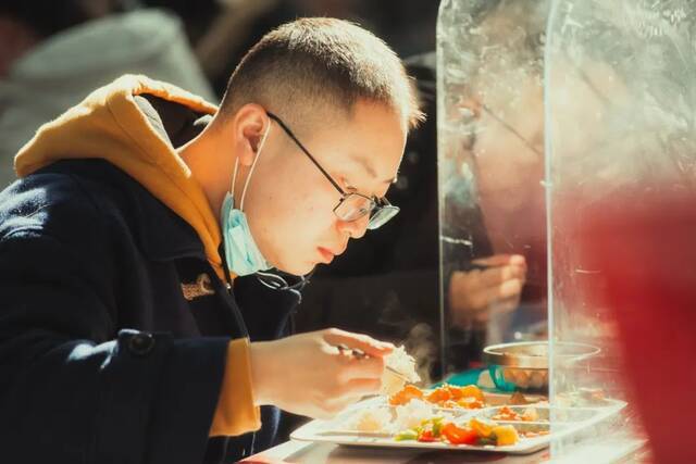 火锅之后，又上螃蟹！快来打卡东大美食！