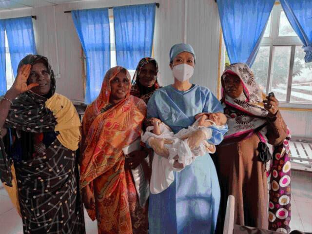 中国（陕西）第36批援苏丹医疗队医生怀抱新生儿。（医疗队高红敏供图）