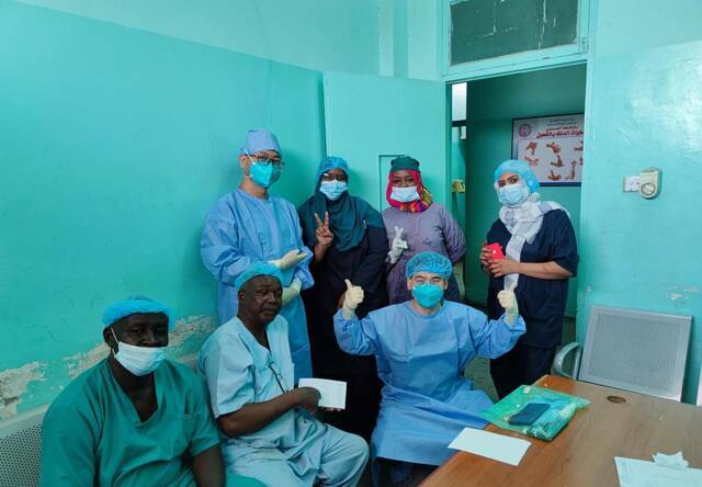 中国（陕西）第36批援苏丹医疗队医生在手术间隙合影。（医疗队供图）