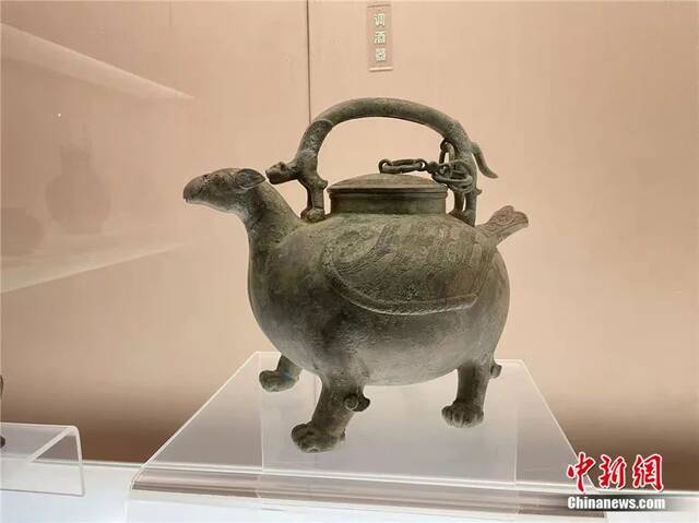 上海博物馆藏，战国早期“错金银鸟兽形盉”。中新社记者康玉湛摄