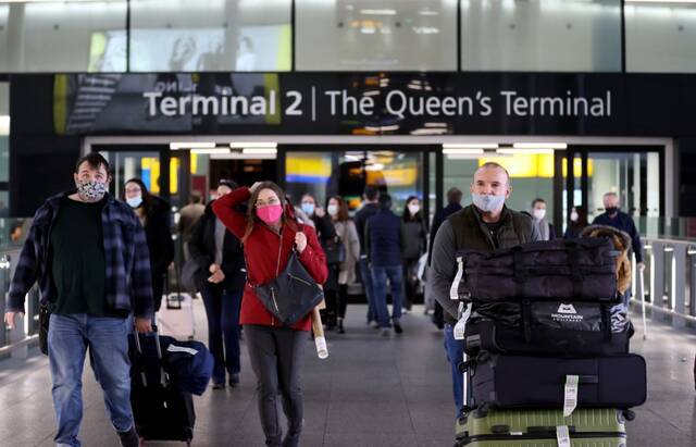 11月30日，旅客行走在英国伦敦希思罗机场内。（新华社记者李颖摄）