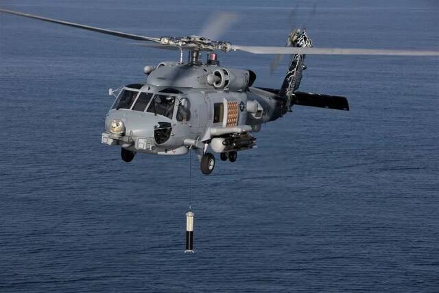 美海军MH-60R“海鹰”反潜直升机吊放声呐资料图