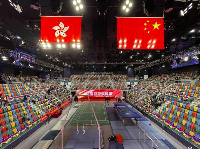 内地奥运健儿香港示范表演开始！马龙、许昕与郭晶晶、张怡宁“神仙互动”引欢呼