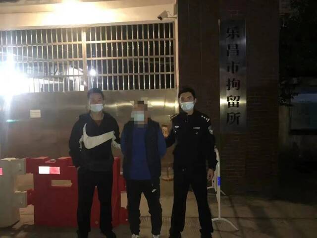 男子伪造车牌驾照上路被查，冒充警察自称“自己人”被行拘