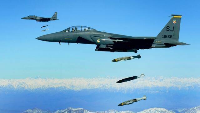 美军F-15战斗机空投JDAM精确制导炸弹