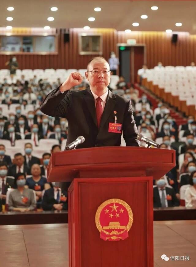 蔡松涛进行宪法宣誓（来源：信阳日报）