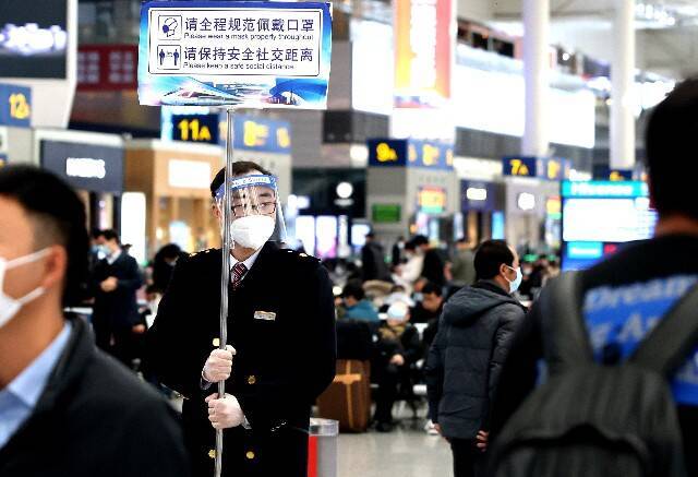 11月27日，工作人员在上海虹桥火车站进行防疫宣传。新华社。
