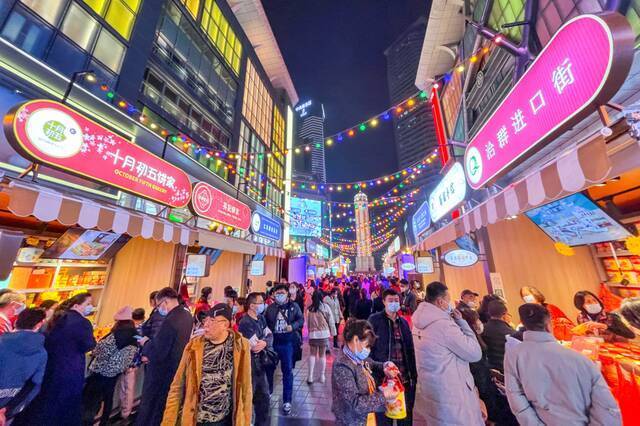 在重庆市解放碑步行街，澳门传统街区的手信店吸引众多市民前来选购。邹乐摄