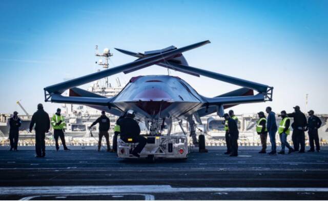 美国MQ-25无人加油机首次登上航母测试，美媒果然又扯上中俄