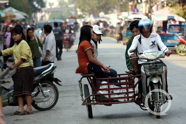 跟随记者的镜头 坐中老铁路“游”老挝