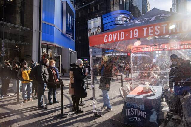 当地时间12月3日，纽约时代广场的新冠病毒检测点图源：路透社