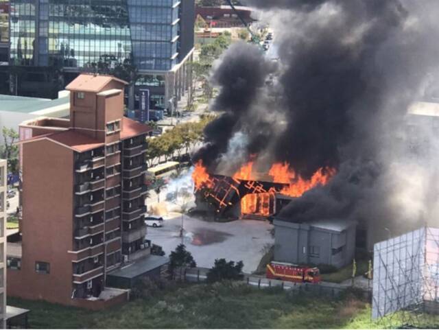 台媒：桃园高铁站附近发生大火，一售楼中心被烧毁，现场窜出浓烟