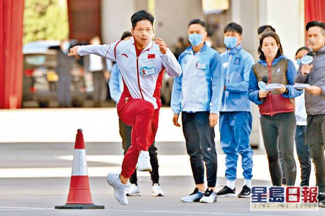 12月4日上午，苏炳添在与香港纪律部队开展的交流活动上展示起跑技巧图源：《星岛日报》