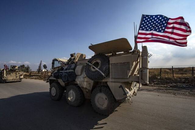 叙利亚东北部卡米什利，美军装甲车在巡逻资料图