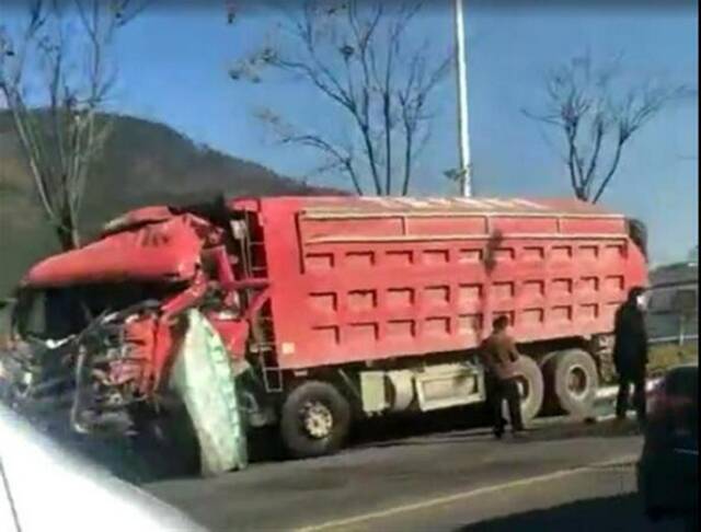 安徽潜山致8死3伤交通事故：司机突发脑溢血致车辆失控